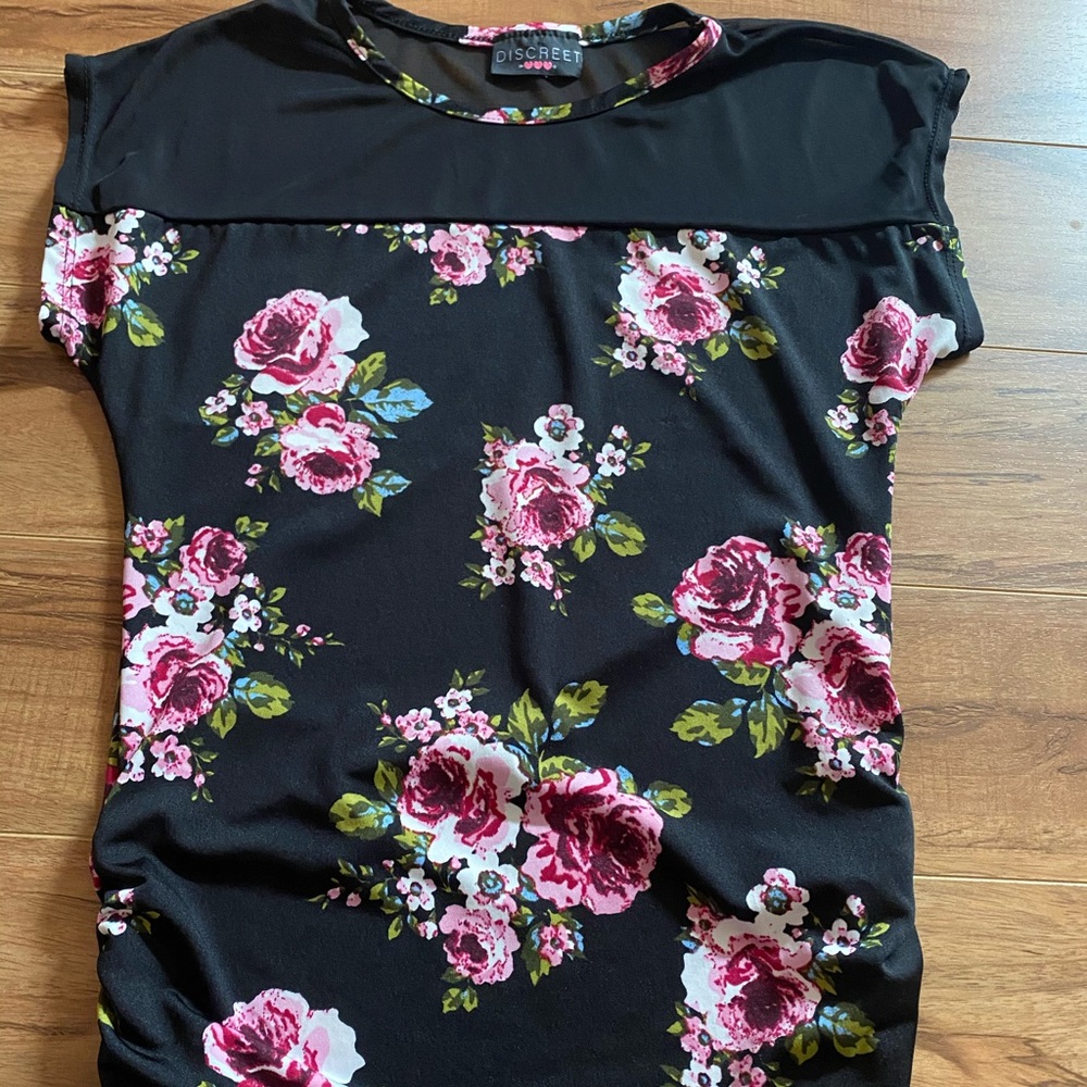 Discreet brand shirt